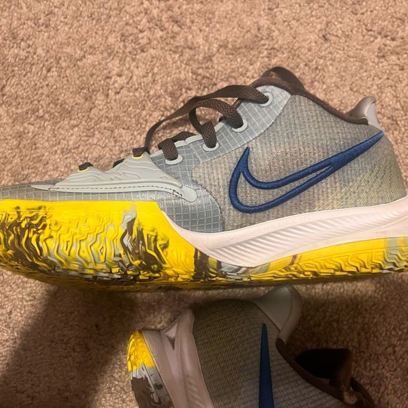Kyrie basketball shoes - Picture 2 of 3